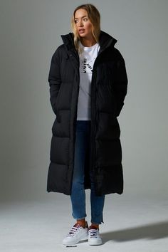 Long Parka Outfit, Black Puffer Coat Outfit, Long Puffer Coat Outfit, Puffer Jacket Outfit Winter Style, Long Puffer Jacket Outfit, Long Black Coat Women, Parka Jacket Outfit, Long Black Puffer Coat, Puffer Coat Outfit