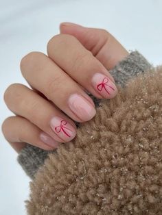 Nude Nails with Bow Festive Pink Nails, Cute Nails Christmas Short, Simple Short Nail Designs Christmas, Christmas Nails On Short Natural Nails, Short Nails Cristhmas, Christmas Gel Nail Inspo Short, Nail Short Christmas, Short Nail Manicure Winter, Short Nails Art Christmas