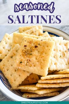 Seasoned Saltines are the edible gift idea you've got to make. Everyone who tastes these crackers wants the recipe! Ranch powder and smokehouse maple seasoned give these crackers their delicious and addictice flavor. The perfect summertime snack at the pool! Soda Crackers Recipe, Seasoned Saltines, Seasoned Saltine Crackers, Flavored Crackers, Ranch Crackers, Ranch Powder, Homemade Chex Mix