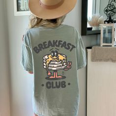 Get ready to be OBSESSED with your new Breakfast Club pancake shirt. It's the cutest and most trendy way to emit all those retro brunch vibes! Crafted from the softest fabric, this Comfort Colors tee ensures the utmost comfort throughout the day. * Q U I C K F A C T S * ✺ 100% preshrunk cotton ✺ Wash and dry on delicate, inside out (on cool for best results) * S I Z I N G * ✺ Models are wearing size Large ✺ Sizing is unisex so runs like men's, though not overly large ✺ Most women find their typi Cute Oversized T-shirt For Loungewear, Trendy Cotton Shirt For Brunch, Relaxed Fit Cotton Shirt For Brunch, Cotton Shirt With Relaxed Fit For Brunch, Cotton T-shirt With Letter Print For Brunch, Casual Screen Print T-shirt For Brunch, Vintage Cotton Tops For Brunch, Oversized Cotton Top For Brunch, Spring Graphic Print T-shirt For Brunch