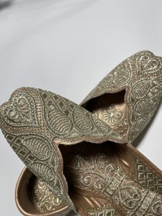 Introducing our exquisite handcrafted ladies Cream & Beige khussa jutti, a blend of elegance and tradition designed to adorn your feet with timeless beauty. Crafted with meticulous attention to detail, this stunning khussa features a captivating Grey hue embellished with a delicate gold floral pattern, accentuated by shimmering sequins for a touch of opulence. NOTE : Product colour may slightly vary. Thank you Pakistani Jutti, Jutti Punjabi, Pakistani Shoes, Indian Shoes, Punjabi Jutti, Types Of Colours, Shoe Crafts, Embroidery Shoes, Cream Beige