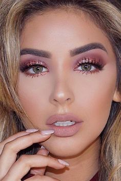 Make de Fim de Semana: Rose Gold | Claudinha Stoco - Blog de beleza, moda e lifestyle Rose Gold Makeup Looks, Rosa Make-up, Rose Gold Eye Makeup, Make Up Gold, Gold Makeup Looks, Gold Eye Makeup, Rose Gold Makeup, Pink Eye Makeup