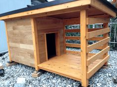 a dog house made out of pallets and wood