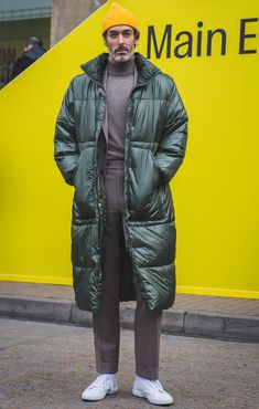 London Street Wear, Long Puffer Jacket Outfit, London Fashion Week Street Style Men, Richard Biedul, Men Fashion Suit, Street Wear Men, Men's Street Style Photography, Yellow Clothing, F Men