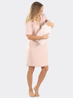 Our maternity friendly loungewear set is comfortable yet stylish. Designed with a discreet nursing panel for breastfeeding convenience. Wear it at home or out with sneakers for a cute casual look. Made in a lightweight stretchy material that will grow with you during your pregnancy. Maternity Work Dresses, Maternity Work Pants, Delivery Robe, Loungewear Outfit, Nursery Room Inspiration, Drawstring Dresses, Nursing Friendly, Nursing Dress, Hospital Bag