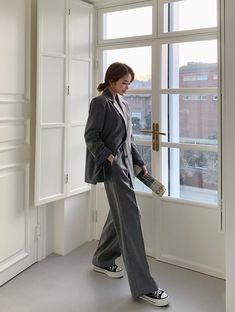 Grey Suit Jacket And Pants Set | Lisa - Blackpink L Casual Long Sleeve Pantsuit For Work, Casual Winter Office Suits, Spring Gray Suit For Work, Spring Gray Suits For Workwear, Winter Workwear Pantsuit With Long Sleeves, Long Sleeve Winter Workwear Pantsuit, Spring Gray Workwear Suits, Long Sleeve Pantsuit For Winter Workwear, Casual Fall Suit With Pockets