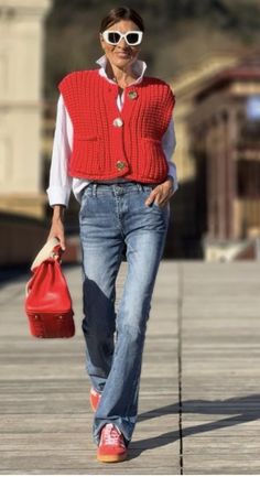 Style Désinvolte Chic, Jacket Outfit Women, Blue Jean Outfits, Cold Weather Outfit, Jean Flare, Over 50 Womens Fashion, Red Sweater, Casual Chic Outfit