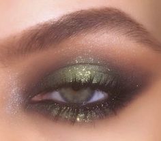 Renfaire Makeup Ideas, Snake Eye Makeup, Forest Green Makeup, Ren Fair Makeup, Fairy Core Makeup, 90s Eye Makeup, Mystical Makeup, Prom Eyes