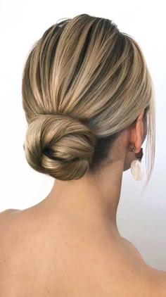 Looking for the latest hair do? Whether you want to add more edge or elegance – Updo hairstyles can easily make you look sassy and elegant. So if... Ceremony Hairstyles, Updo Wedding, Bridal Hair Buns, Best Wedding Hairstyles, Trendy Hairstyle