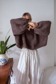 Hand Knit Chunky Sweater with Boat Neckline and Balloon Sleeves. Hand Knitted Pullover. Oversized Cropped Sweater Nyc Winter Outfits, Nyc Winter, Skandinavian Fashion, Fall Fits, Outfits Winter, Outfit Inspo Fall, Chunky Sweater, White Pants, Baby Knitting Patterns