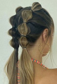 30+ Greatest 90s Hairstyles and Hair Accessories Making a Comeback 31 Bubble Pigtails, Concert Hairstyles, Hairstyles Pigtails, Old Hairstyles, Festival Hair, Smokey Eyes, Teen Hairstyles