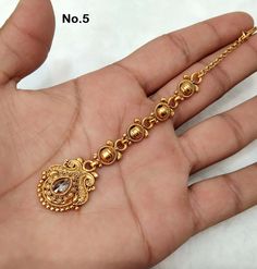 Gold polki headpiece tikka. Light in weight. *gold polki light weight tikka. Indian Hair Jewelry, Jewellery Chain, Chain Headpiece, Indian Choker Necklace, Silver Bridesmaid, Necklace Set Indian, Gold Headpiece, Silver Choker Necklace, Maang Tikka