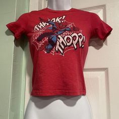 Spider Man Tee Shirt, Vintage Spiderman Shirt, Marvel Crop Top, Spider Man Clothes Outfits, Spider Man Crop Top, Red Shirts Aesthetic, Spider Man Outfits Woman, Spider Man Shirt Outfit, Man Shirt Outfit