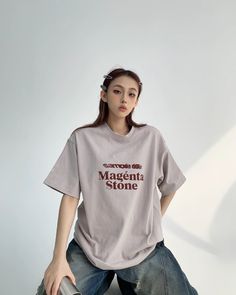 A short sleeve T-shirt that is both girly and casual.

A simple yet eye-catching design that is not too sweet.

A piece that can be worn with the best balance regardless of your body type.


◾️Model
Height/Weight: 162cm(63.7in)/45kg(99.2lb)
Try-on size: M







Cm
(inches)

Length
Chest
Shoulder
Sleeve Length


M
69(27.1)
116(45.6)
53(20.8)
21(8.2)


L
71(27.9)
120(47.2)
55(21.6)
22(8.6)


XL
73(28.7)
124(48.8)
57(22.4)
23(9.0)


2XL
75(29.5)
128(50.3)
59(23.2)
24(9.44) Trendy Gray T-shirt With Text Print, Trendy Gray Cotton T-shirt, Trendy Cropped T-shirt With Letter Print, Basic Gray Short Sleeve T-shirt, Summer Gray T-shirt With Slogan, Casual Short Sleeve Top With Text Print, Gray Short Sleeve T-shirt With Letter Print, Casual Gray Cotton T-shirt, Basic Gray T-shirt With Graphic Print