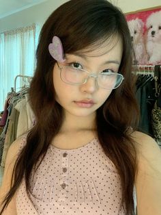 Hair With Glasses, Beabadoobee Outfits, Pic Ideas, Life Style, Aesthetic Anime, Fashion Art, Cool Girl, Hair Makeup, Fashion Inspo