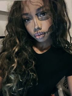 Simple Makeup Looks Halloween, Halloween Makeup Party, Curly Head Halloween Costumes, Costumes At Home Diy, Skull Makeup Black Women, Skeleton Simple Makeup, Cute Skeleton Face Paint, Easy Scary Makeup Looks