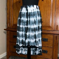 Even Black & White Tie Dye Super Soft High-Low Skirt Size: Medium New With Tags! No Flaws To Note! The Bigger The Bundle, The Bigger The Savings! Open To All Reasonable Offers! Casual White High-low Hem Bottoms, Black Asymmetrical Skirt For Vacation, Casual Stretch Skirt With High-low Hem, Casual High-low Hem Stretch Skirt, Casual Black Bottoms With High-low Hem, Casual Beach Skirt With High-low Hem, Black High-low Hem Maxi Skirt For Summer, Casual Beach High-low Hem Skirt, Casual High-low Hem Skirt For Beach