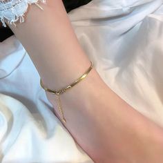 My anklet adds a subtle sparkle to each step, enhancing my every move with its delicate charm. ✨👣 Angle Jewelry, Herringbone Anklet, Mlbb Hero, Stackable Bangles, Ankle Chain, Gold Anklet, New Game, Estilo Hip Hop