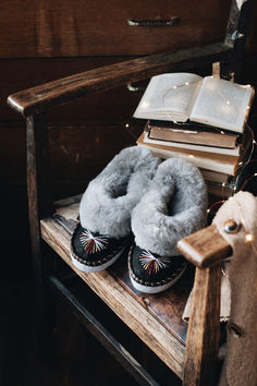 Embrace the crisp autumn air with our hand-stitched sheepskin slippers! Perfect for those chilly October mornings, ONAIE slippers are a blend of comfort and style, keeping your feet warm and cosy. Whether you’re relaxing at home or stepping out, our luxurious slippers will be your go-to this season. Check out our full range and find your perfect pair! #ONAIE #SheepskinSlippers #AutumnEssentials #CosyFeet #OctoberVibes #AutumnStyle #FallFavourites #WarmAndStylish #HandcraftedLuxury Slippers Cozy, Autumn Cozy, Cute Packaging, Sheep Wool