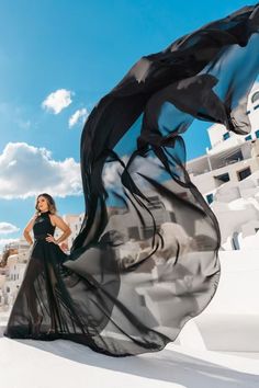 Black Flowy Dress Photoshoot, Flying Dress Photoshoot Poses, Black Flowy Dress Long, Satin Photoshoot, Foto Birthday, Flowy Satin Dress, Long Tail Dress, Santorini Flying Dress