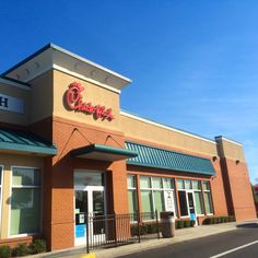 the exterior of a restaurant called choppy's on a sunny day with blue skies in the background