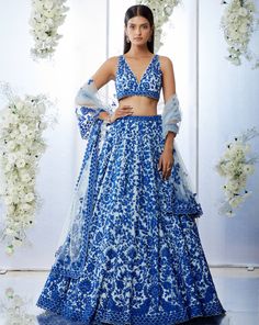 Blue And White Indian Outfit, Blue White Lehenga, Summer Lehenga, Elegant Lehenga, Lehenga Inspiration, Wedding Lenghas, Stylish Lehenga, Desi Couture, Grooming Ideas