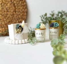 Personalisierte Baby Shower Candle-Geschenke, die Sie für Ihre Babyparty-Veranstaltung verwenden können, werden Ihre Gäste begeistern. Erhältlich in vielen Duftoptionen, sind diese Baby Party Mini Candle Favors vollständig anpassbar. Diese Gastgeschenke sind ein Nischengeschenk für Ihre Gäste. Sie können diese Duftkerzen für Baby Boy und Baby Girl Candle Favors wählen. Alle Duftkerzen werden kundenspezifisch angefertigt. Kerzen werden mit SOY WACHS NICHT PARAFFIN hergestellt. Es sind 45 Gramm So Baby Shower Favors For Guests, Mini Candle Favors, Baby Shower Favours For Guests, Baby Shower Candles, Mini Candle, Candle Gifts, Sandalwood Scent, Candle Favors, Candle Sizes