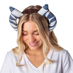 PRICES MAY VARY. Officially Licensed Star Wars Merchandise COSPLAY HEADBAND - The Ahsoka Tano headpiece features her tails or (lekku) on a headband with brown PU and plastic silver shapes UNIQUE - The Ahsoka Tano cosplay headband is a fun, unique accessory to add to your next costume look! DURABLE - The tails are made from soft polyester fabric and are on a flexible headband for comfortable wear PERFECT GIFT FOR ANY OCCASION - Magnificent design for everyday use. This cosplay headband is designe Disney Halloween Costumes Diy, Ahsoka Tano Cosplay, Star Wars Hair, Star Wars Halloween Costumes, Clone Wars Ahsoka, Halloween Kids Costumes Girls, Ashoka Tano, Star Wars Clone, Star Wars Ahsoka