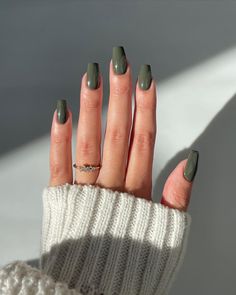 Discover forest green acrylic nails for fall. Natural and beautiful! Save to your "Acrylic Nails" board and visit the article for more ideas. Green Fall Nails, Fall Nails Designs, Nails For Fall, Classy Looks, Green Acrylic Nails, December Nails, October Nails, Seasonal Nails