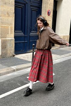 [UNRETRO]   Retro Red Plaid Flared Skirt   Number: 24BQ39       상품 상세   Color: Red   Fabric: Cotton100%   Season : 2024 S/S        사이즈표(cm)                   0=S       1=M       2=L            총길이   69   72       75            허리   62       66       70            엉덩이   92       96       100            밑단 주위   210       214       218                ※천의 특성에 따라서는 드물게 2-3 cm전후의 오차가 생기는 경우가 있습니다.        착용 모델   STYLE: 172cm 47kg(L) Loose Fitting Clothes For Women, Retro Outfits For Women, Mid Length Skirt, French Outfit, American Casual, Red Skirt, College Style, Style Spring, Mid Length Skirts