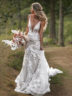 Whether you're envisioning a boho or beach wedding, our tailor-made wedding dresses fulfill your dream of being a stunning bride. With a palette of 4 colors to choose from, and sizes ranging from 0 to 16 for regular sizes and 14W to 26W for plus sizes, we ensure the perfect fit. Custom sizing is also an option, making it a wise choice for the discerning bride. Product Details:Length:Chapel Train;Silhouette:Sheath/Column;Neckline:V-neck;Fabric:Tulle;Straps Sleeves:Sleeveless;Embellishment:Appliqu Wedding Guest Gowns, Formal Wear Dresses, Fall Wedding Guest Dress, Plus Size Formal Dresses, Mode Boho, Wedding Dress Fabrics, Backless Wedding, Lace Mermaid, A Wedding Dress