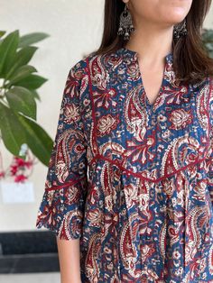 Batik Kurti Design, Short Kurti With Lace Design, Kalamkari Short Kurti, Short Printed Kurti, Kalamkari Tops For Jeans, Cotton Jaipuri Kurti Designs, Kalamkari Tops Designs, Jaipuri Kurti Designs Short, Jaipur Cotton Dresses