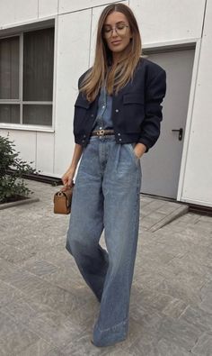 Cropped Jacket Outfit, Style Wide Leg Jeans, Stile Casual Chic, Wide Leg Jeans Outfit, Look Formal, Mode Casual, Outfit Trends, Mode Inspo