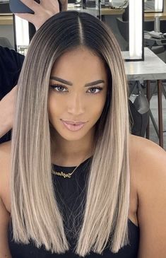 Balayage Straight Hair, Rambut Brunette, Summer Blonde Hair, Ombre Hair Blonde, Brunette Hair With Highlights, Dark Roots Blonde Hair, Gorgeous Hair Color, Honey Blonde Hair