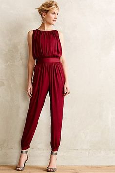 Burgundy Jumpsuit, Christmas Party Outfit, Amal Clooney, Christmas Party Outfits, Elegante Casual, Holiday Party Outfit, Red Jumpsuit, Outfit Trends