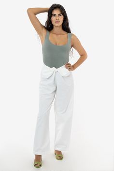 These versatile tie front pants are made of 100% cotton poplin.Waist adjustable and Wide fit, it is recommended to double knot it.For a different look pair it with the UNISLIDE or with your favorite tennis shoes.