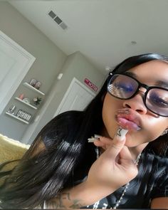 Makeup Looks With Glasses Black Women, Lashes And Glasses Combo, Cute Poses For Pictures Selfie Face, Baddies With Glasses, Chill Poses, Light Skin Baddie, Brownskin Baddie, Glasses Black Women, Pretty Black Women