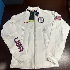 Nike Mens White Ck4552-100 Team Usa Medal Stand Windrunner Full Zip Jacket Sz Xs Brand: Nike Department: Men Size: Xs Color: White Type: Jacket Style: Windbreaker Pattern: Solid Theme: Usa Neckline: Collared Occasion: Activewear Season: Fall, Winter Features: Full Zip, Pockets Sleeve Length: Long Sleeve Condition: New With Tags I Offer Discounts For All Return Customers. - Jvs White Sports Windbreaker, Nike Outerwear For Sports Events, Nike Sportswear Track Jacket For Winter Sports, White Track Jacket For Sports Season, White Track Jacket For Outdoor Sports Season, White Athleisure Track Jacket For Running, Nike Casual Track Jacket For Winter Sports, White Sportswear Windbreaker For Running, White Sporty Track Jacket For Winter Sports