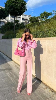 Corporate Fashion Office Chic, Pink Suits Women, Pink Girly Outfits, Theory Fashion, Pink Pants Outfit, Recruitment Outfits, Look Rose, Corporate Fashion, Pastel Outfit