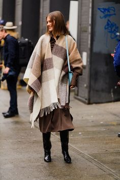 Man On The Street, New York Fashion Week Street Style, Streets Of New York, Nyc Street Style, Nyfw Street Style, Best Style, The Best Street Style, Autumn Street Style, Men Street