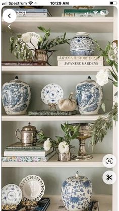 Styling Bookcases, Monet House, Dreamy Living Room, Bookcase Ideas, Office Bookshelves, Built In Shelves Living Room, Coastal House