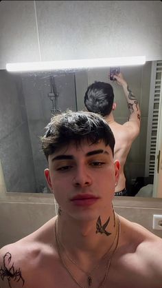 Ideas Tatuajes Hombre, Alex Volkov Aesthetic, Chicos Aesthetic, Men Fade Haircut Short, Mexican Hairstyles, Guy Selfies, Straight Razor Shaving, Mens Fade