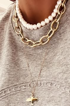 Pearl necklace and Chunky Link chain together with Small Dove Necklace Classic Glam, Dove Necklace, Chunky Pearls, Funky Jewelry, Jewelry Lookbook, Chunky Necklace