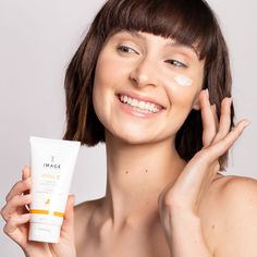 This naturally brightening vitamin C masque from Image Skincare works fast to give skin a radiant, healthy-looking glow. With two nourishing forms of vitamin C and fruit enzyme exfoliants, it gently dissolves dry, dull skin buildup, revealing brighter, more even-toned skin. Antioxidants and vitamins help to nourish and hydrate the skin. Leaves skin smoother with a renewed look of clarity. Exfoliation Benefits, Revision Skincare, Keratin Complex, Pca Skin, Hair Icon, Skin Medica, Image Skincare, Makeup Eyelashes, Facial Mask