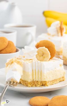 a banana cream pie on a white plate with some cookies and bananas in the background