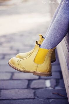 Neon Sandals Outfit, Lavender Shoes, Yellow And Lavender, Chelsea Boots Outfit, Colors Of Autumn, Black Nike Shoes, Breathable Clothes, Classic Style Outfits