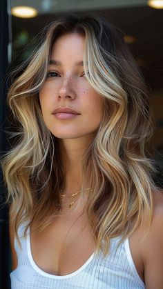 Blonde Highlights Only Around Face, Balayage Hair Blonde Front Face Framing, Blond Framing Face Highlights, Curtain Bangs Face Framing Highlights, Blonde Highlights Framing Face, Brunette Blond Money Piece, Brunette Blonde Face Framing, Face Framing Partial Highlights, Golden Money Piece Hair