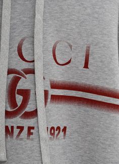 Sudadera de punto de algodón blanco con estampado decolorado Gucci Firenze 1921 con Doble G en azul. Capucha ajustable y bolsillo frontal. Hecha en Italia. Corte regular, elige tu talla habitual. Tallaje estándar para hombre. Gucci Sweatshirt With Drawstring Hood For Fall, Sporty Gucci Hoodie For Fall, Gucci Sporty Sweatshirt For Fall, Gucci Winter Hoodie With Ribbed Cuffs, Gucci Hooded Hoodie For Fall, Gucci Hoodie With Drawstring Hood For Fall, Gucci Hooded Sweatshirt With Ribbed Cuffs, Casual Gucci Hooded Sweatshirt, Gucci Sweatshirt With Ribbed Cuffs For Streetwear