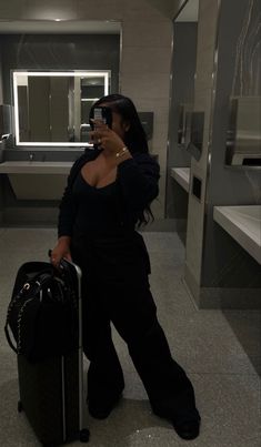 Airport Outfit Picture, Airport Outfit Black Women, Airport Outfit Comfy, Boujee Lifestyle, Black Femininity Aesthetic, Femininity Aesthetic, Soft Feminine Outfits, Flight Outfit