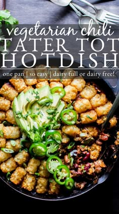 Chili Tater tot casserole in a skillet topped with avocado and jalapenos. Meatless Tater Tot Casserole, Tater Tot Hotdish, Vegetarian Chili Easy, Vegetarian Mains, Tater Tot Casserole Recipes, Gluten Free Vegetarian Recipes, Food Vegetarian, Tot Casserole, Tater Tot Casserole